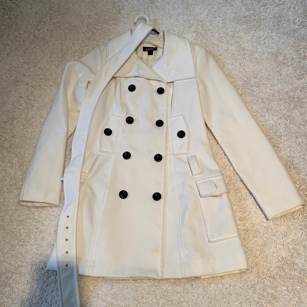 White pea coat with black buttons. And removable belt. - Picture 4 of 7